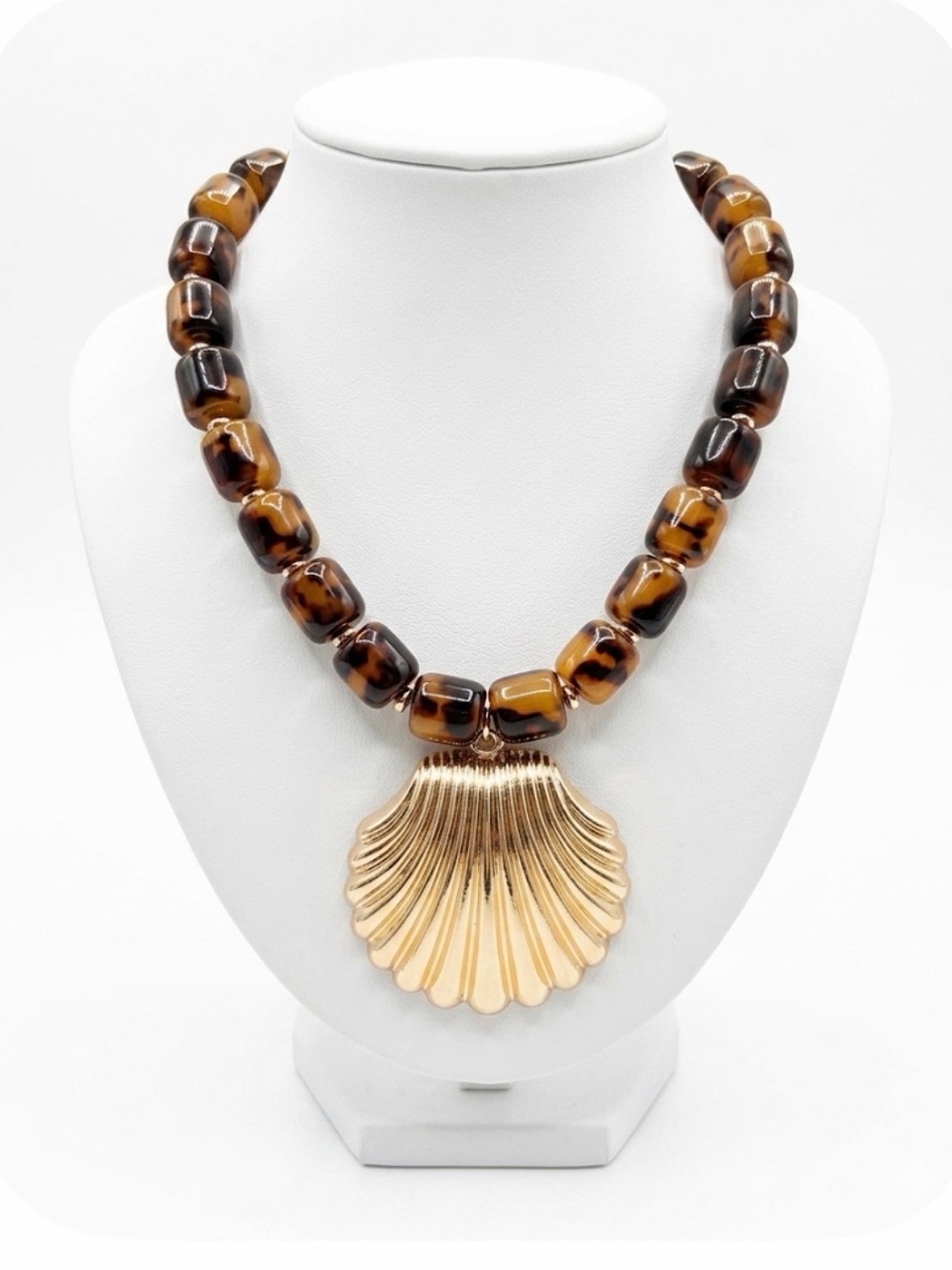 NWT ⚜️🤎⚜️ Piper K Beaded Shell Resort Short Statement Pendant Necklace